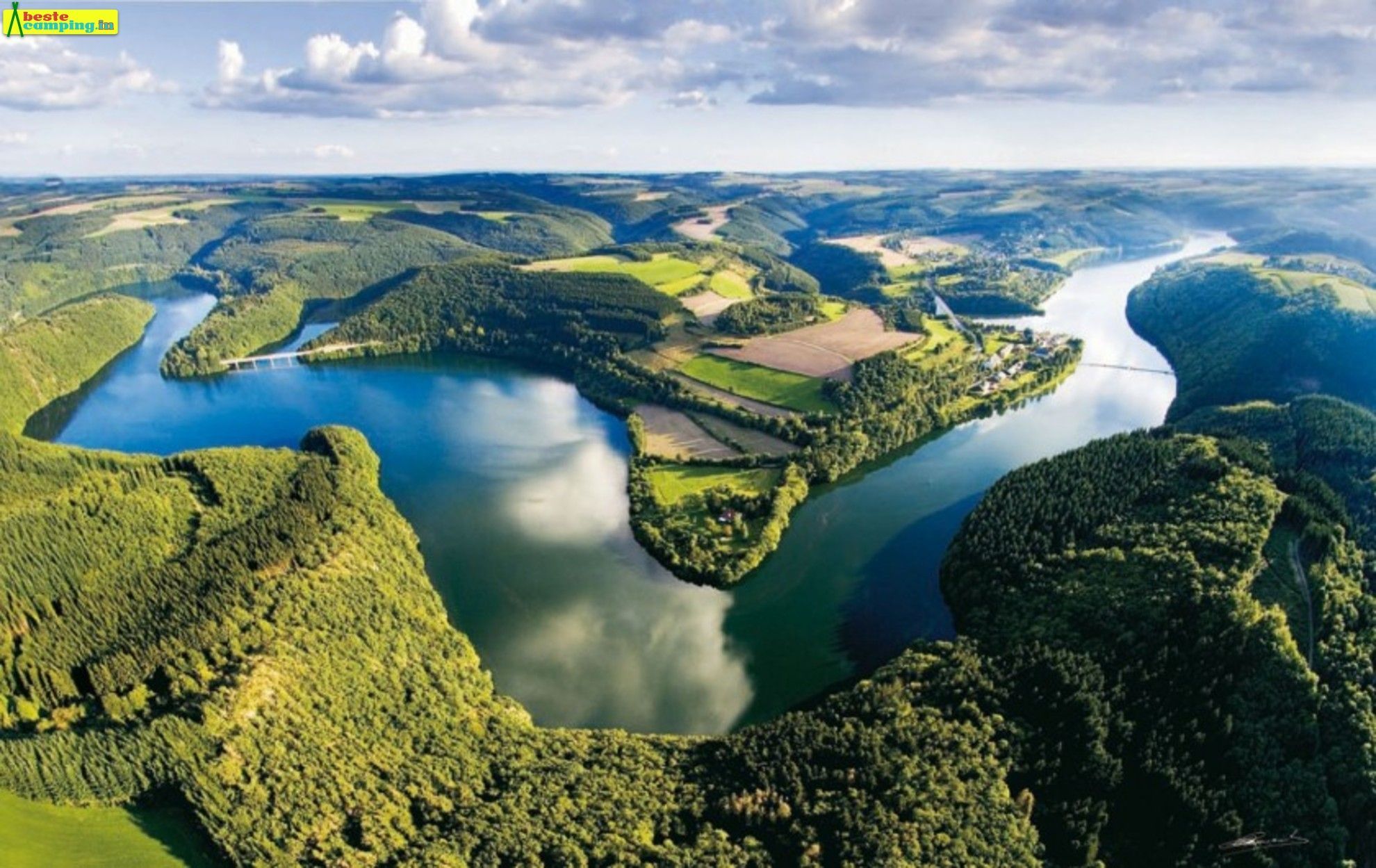 Тремя крупнейшими озерами. Национальный парк от-сюр в Люксембурге. Парк от сюр Люксембург. Долина Семуа Бельгия. Озеро от сюр Люксембург.
